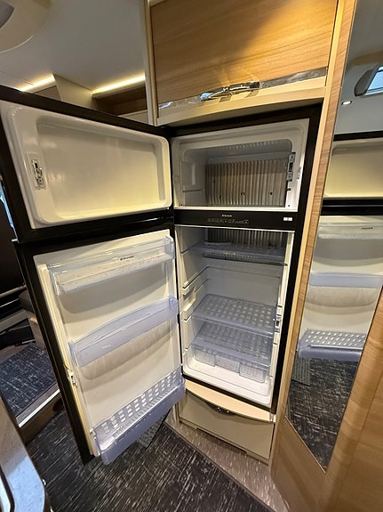 Adria Coral Axess S 690 SC 150 hk | Queenbed |Dragkrok | Solcell 12 of 28