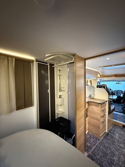 Adria Coral Axess S 690 SC 150 hk | Queenbed |Dragkrok | Solcell 25 of 28