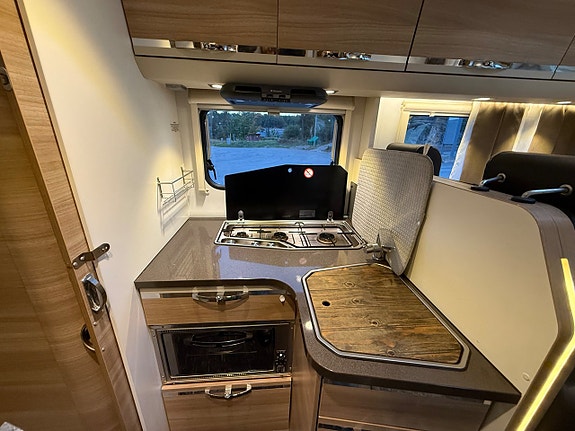 Adria Coral Axess S 690 SC 150 hk | Queenbed |Dragkrok | Solcell 8 of 28