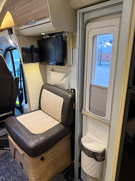 Adria Coral Axess S 690 SC 150 hk | Queenbed |Dragkrok | Solcell 5 of 28