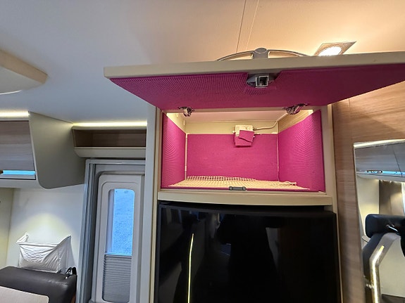 Adria Coral Axess S 690 SC 150 hk | Queenbed |Dragkrok | Solcell 13 of 28