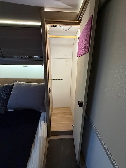 Adria Coral Axess S 690 SC 150 hk | Queenbed |Dragkrok | Solcell 21 of 28