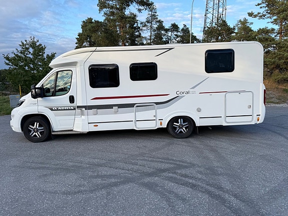 Adria Coral Axess S 690 SC 150 hk | Queenbed |Dragkrok | Solcell 6 of 30