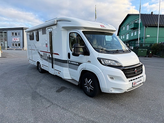 Adria Coral Axess S 690 SC 150 hk | Queenbed |Dragkrok | Solcell 2 of 30