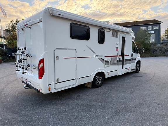 Adria Coral Axess S 690 SC 150 hk | Queenbed |Dragkrok | Solcell 4 of 30