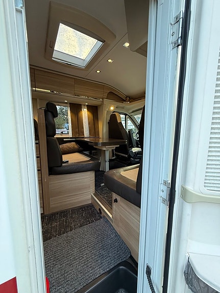 Adria Coral Axess S 690 SC 150 hk | Queenbed |Dragkrok | Solcell 7 of 30