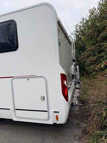 Adria Coral Axess S 690 SC 150 hk | Queenbed |Dragkrok | Solcell 2 of 28