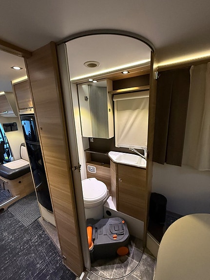 Adria Coral Axess S 690 SC 150 hk | Queenbed |Dragkrok | Solcell 24 of 28