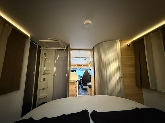 Adria Coral Axess S 690 SC 150 hk | Queenbed |Dragkrok | Solcell 22 of 28