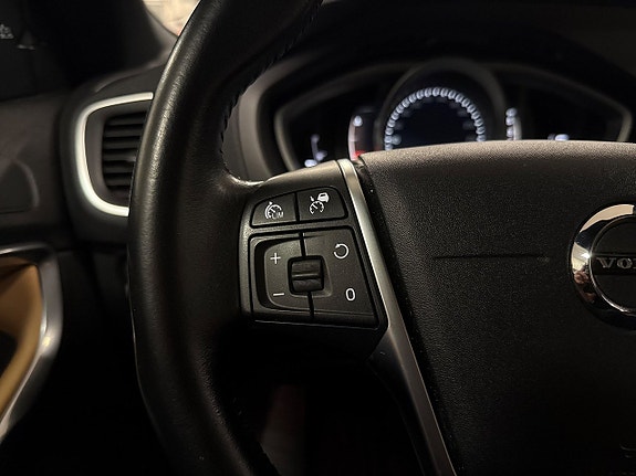 Volvo V40 Cross Country 14 of 24