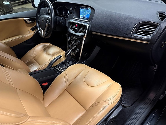 Volvo V40 Cross Country 8 of 24