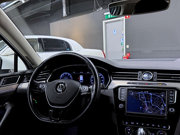 Volkswagen Passat 13 of 22
