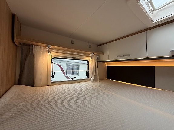 Sunlight A70 (180HK Automat) Dubbelsäng & alkov! 6 bältade platser! Stort garage! Digitala mätartavlor! Elpatron! 15 of 23