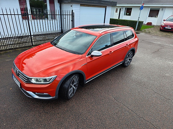 Volkswagen Passat Alltrack 2 of 4