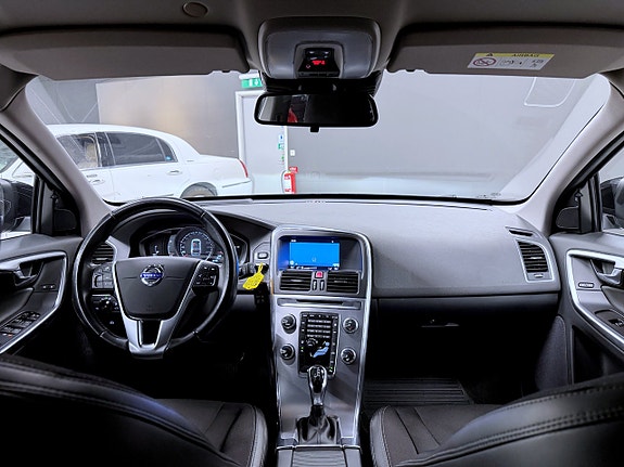 Volvo XC60 2 of 17