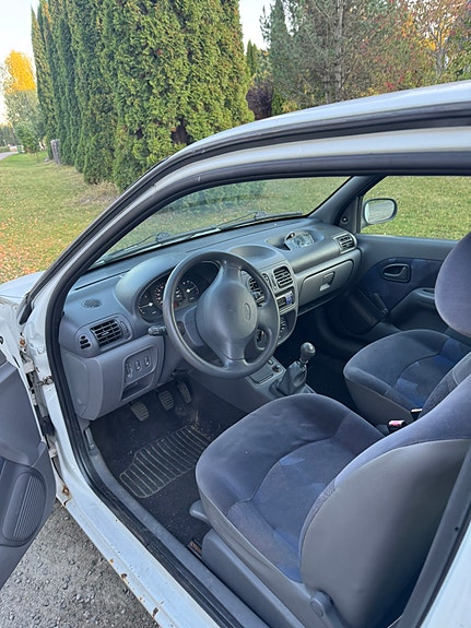 Renault Clio 6 of 10