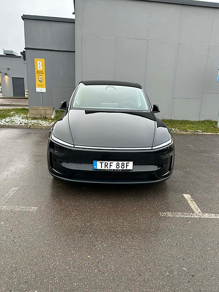 Tesla Model Y 2 of 4