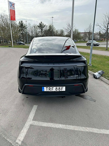 Tesla Model Y 4 of 4