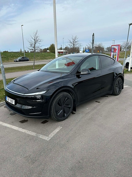 Tesla Model Y 3 of 4