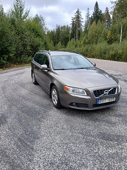 Volvo V70 2 of 9