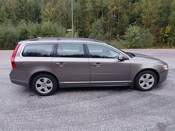 Volvo V70 3 of 9