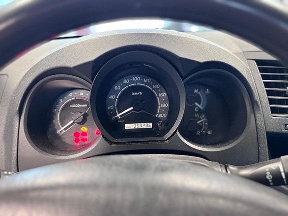 Toyota HiLux 12 of 12