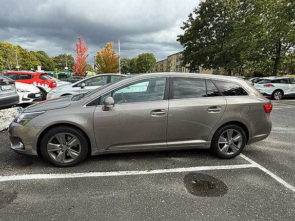 Toyota Avensis 2 of 15