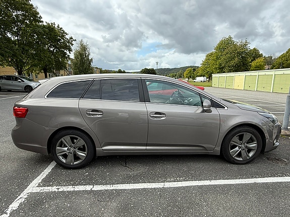 Toyota Avensis 4 of 15