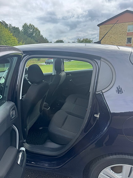 Peugeot 208 12 of 14