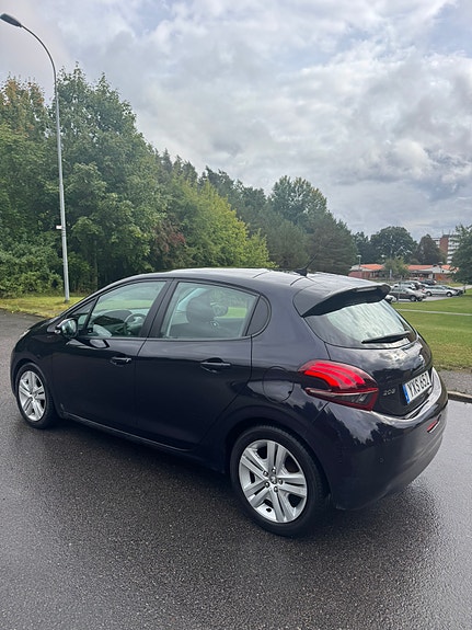 Peugeot 208 3 of 14