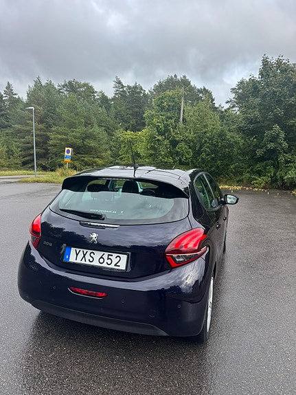 Peugeot 208 2 of 14