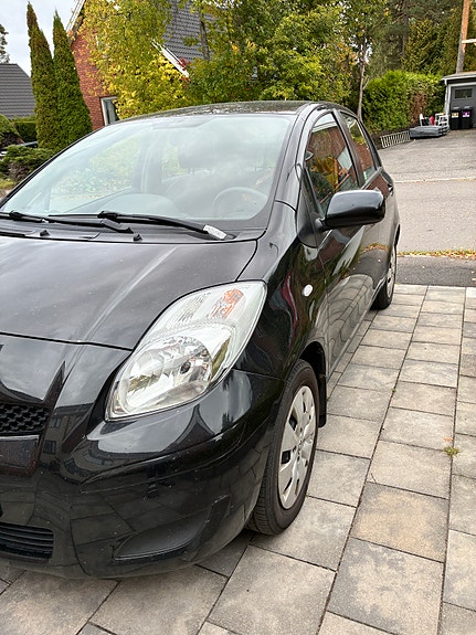 Toyota Yaris 2 of 3