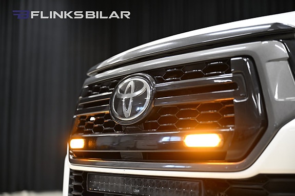 Toyota HiLux 3 of 30