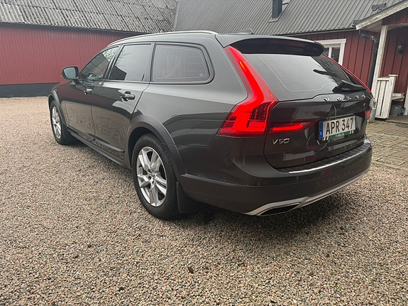 Volvo V90 Cross Country 2 of 4