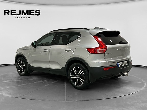 Volvo XC40 2 of 15