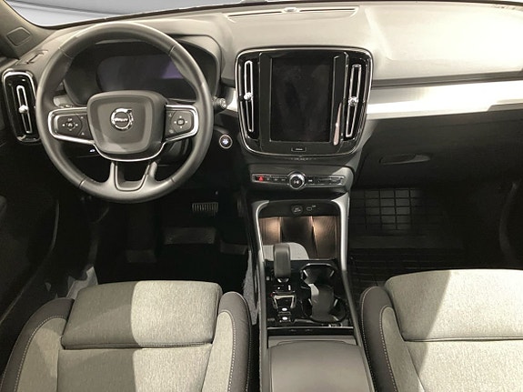 Volvo XC40 13 of 15