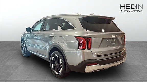 Kia Sorento 6 of 12