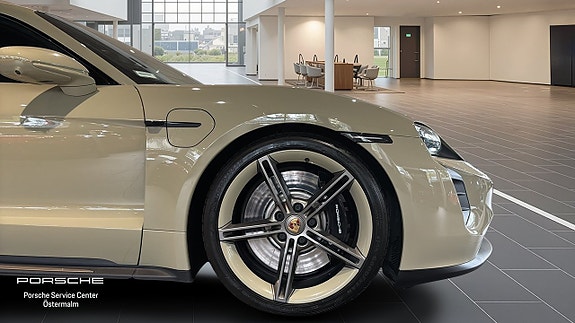 Porsche Taycan GTS 10 of 18