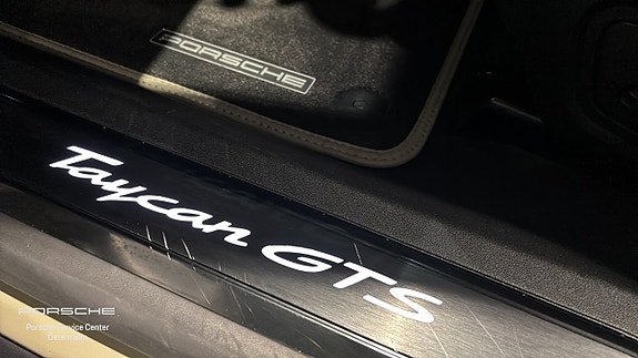 Porsche Taycan GTS 13 of 18