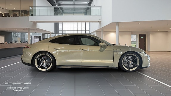 Porsche Taycan GTS 17 of 18