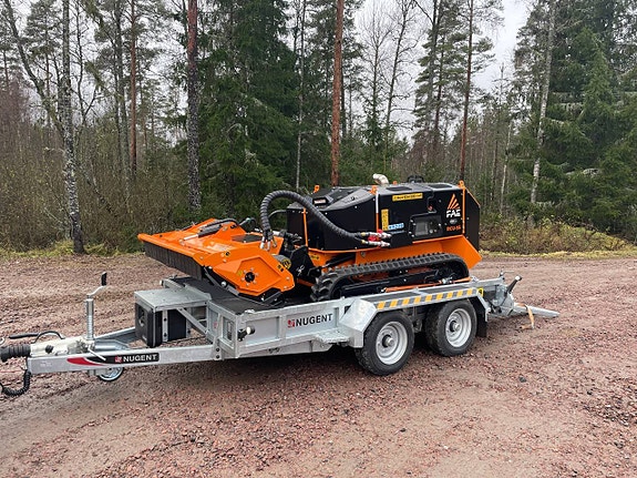 Radiostyrda proffsmaskin för busk röjning