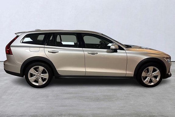Volvo V60 Cross Country 3 of 14