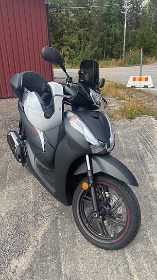 Honda SH300 5 of 6