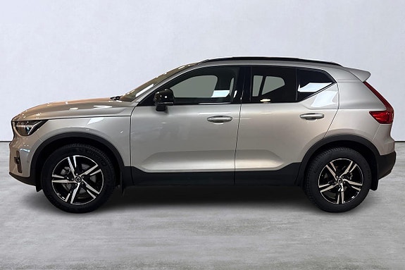 Volvo XC40 2 of 13