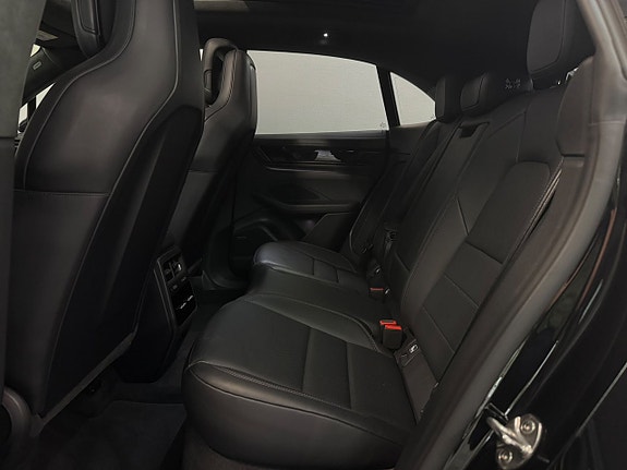 Porsche Macan 4 9 of 14