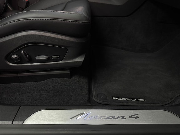 Porsche Macan 4 11 of 14