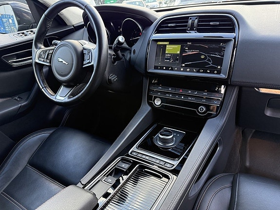 Jaguar F-PACE 5 of 11