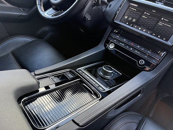 Jaguar F-PACE 11 of 11