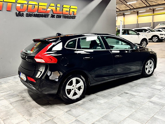 Volvo V40 2 of 10