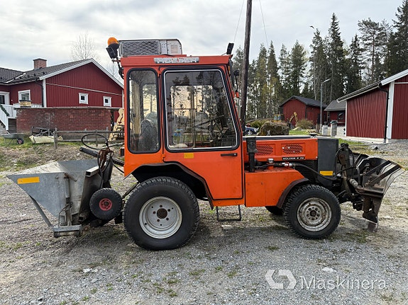 Redskapsbärare Holder P70 1702B med vikplog och sandspridare 4 of 27